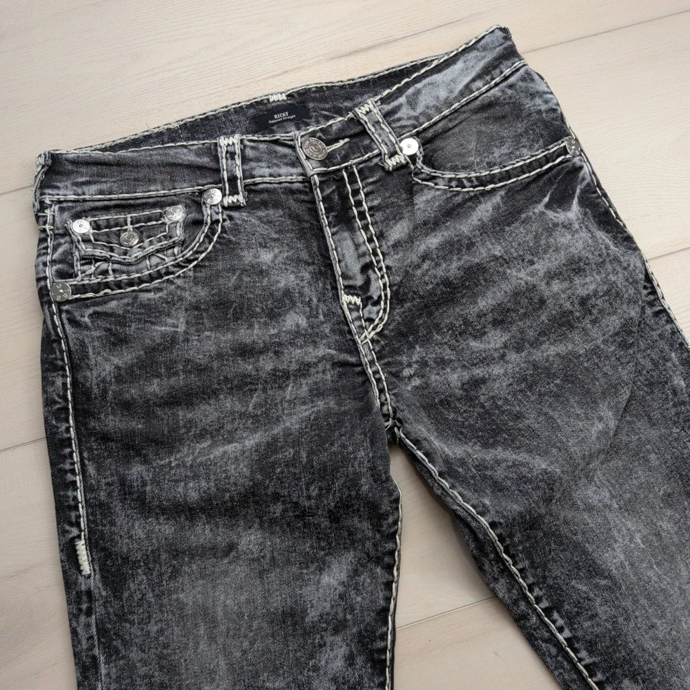 True Religion Ricky Relaxed Straight Jeans Mens 34 Black Acid Wash White Stitch
